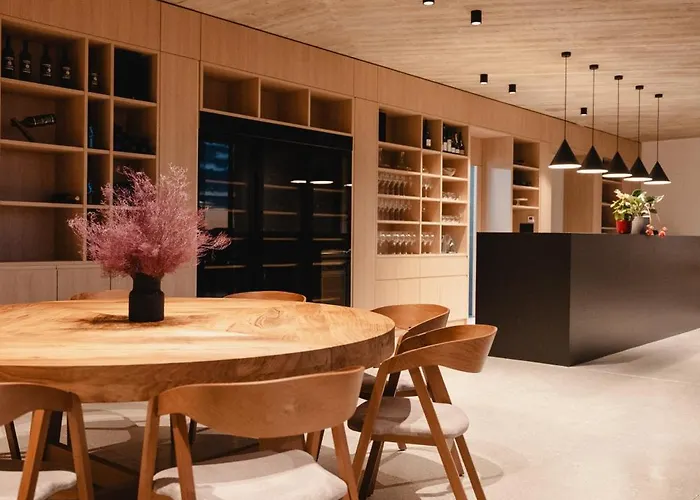 Emeran Reya Estate Smartno